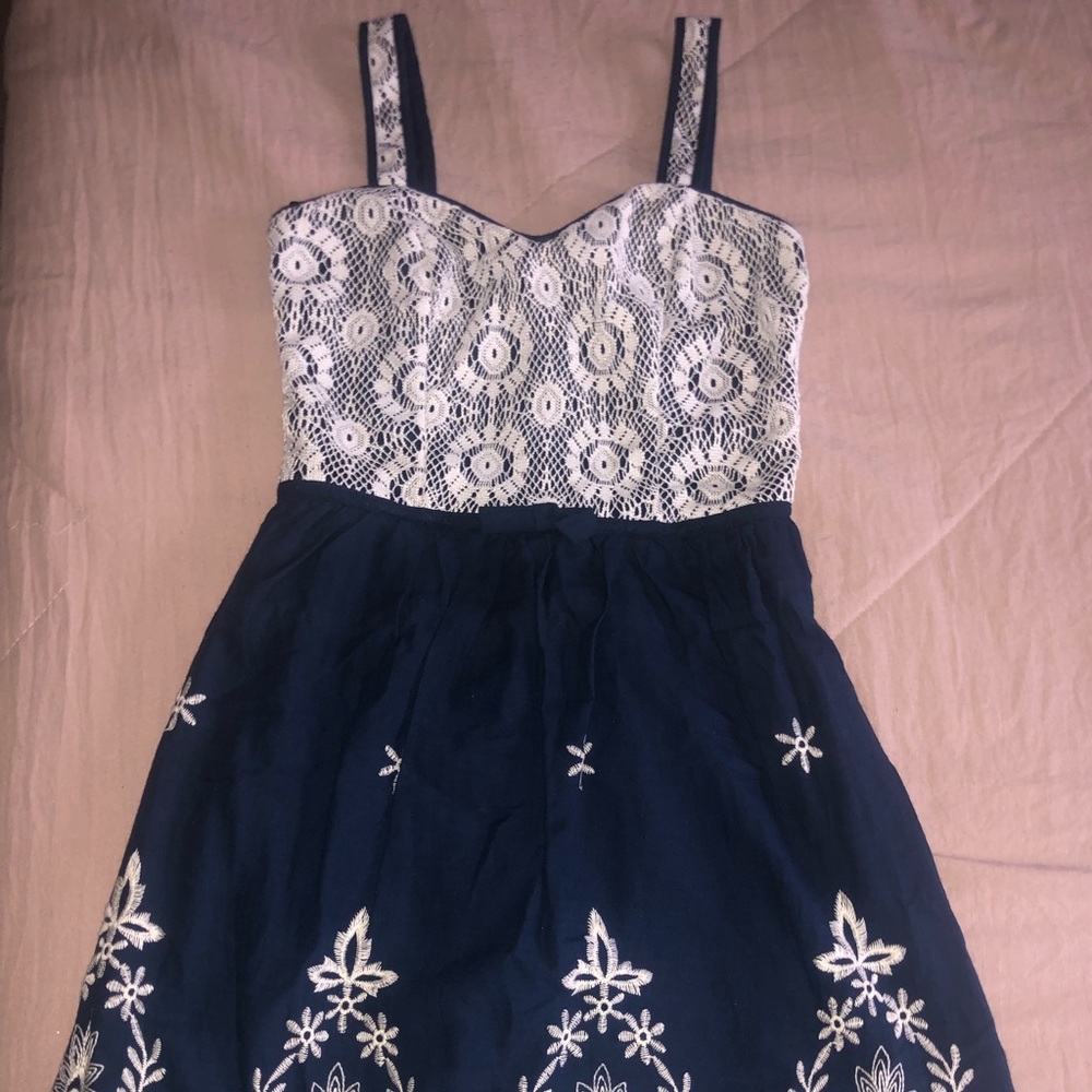 NEW Sweatheart embroidery dress - Size 3
